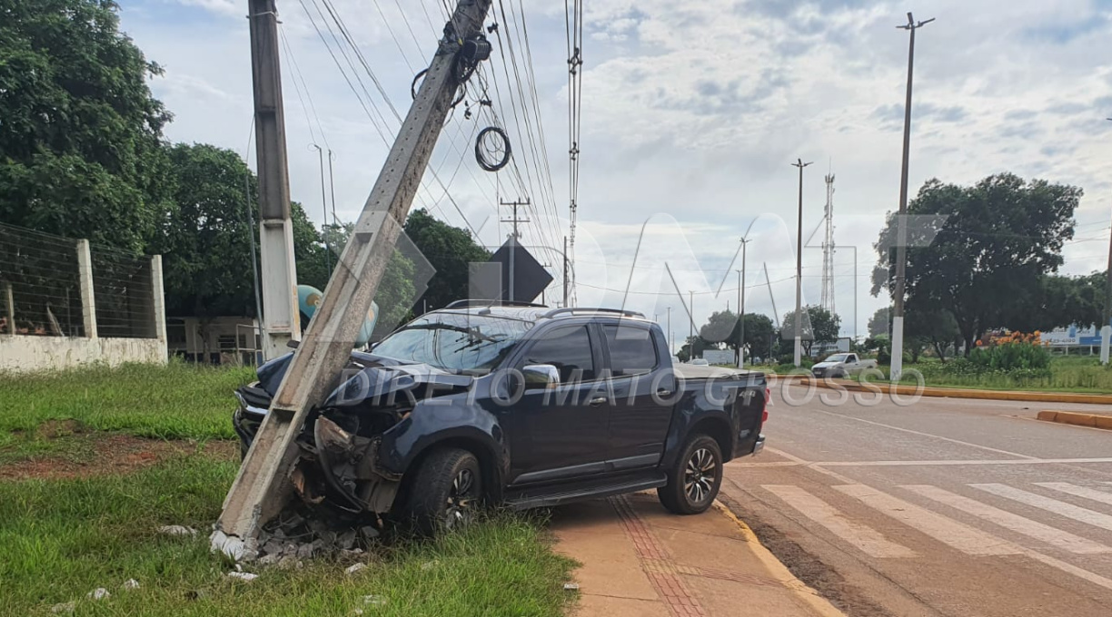 Caminhonete fica com a frente destruída ao colidir com um poste na Avenida dos Estudantes 1