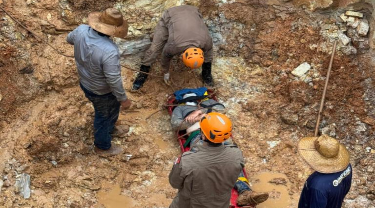 Bombeiros socorrem vítima que caiu em vala de cerca de quatro metros de profundidade 1