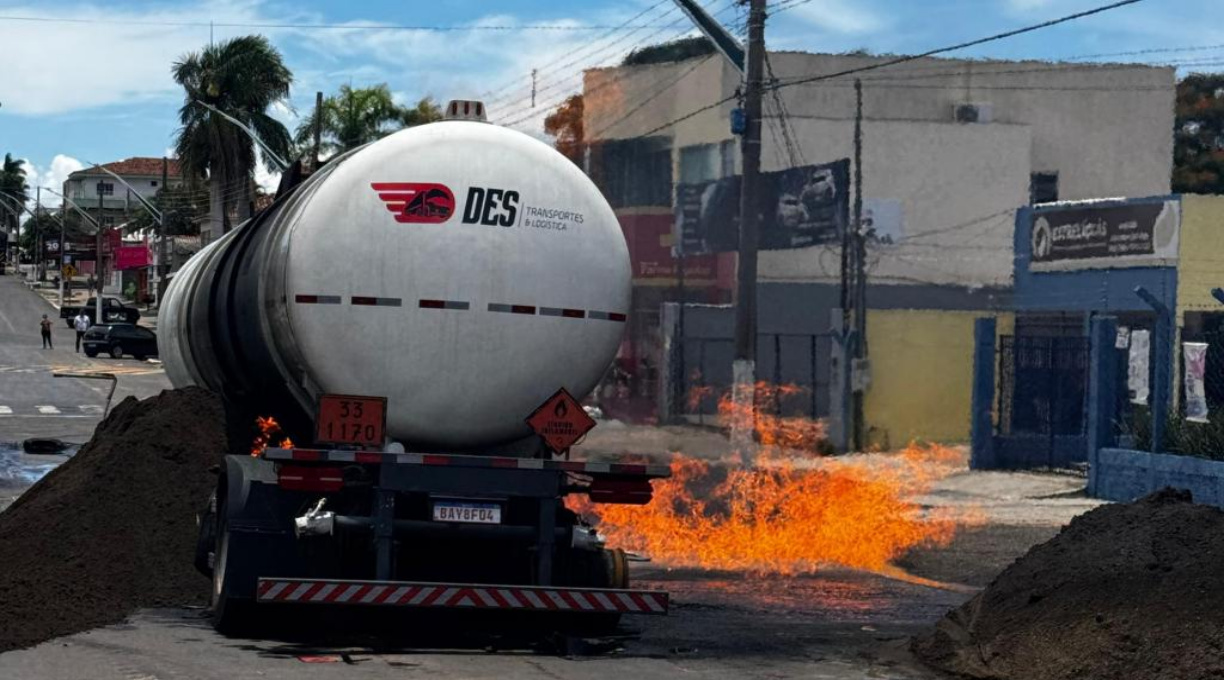 Após cerca de sete horas de combate, bombeiros controlam incêndio em carreta-tanque carregada de etanol 1