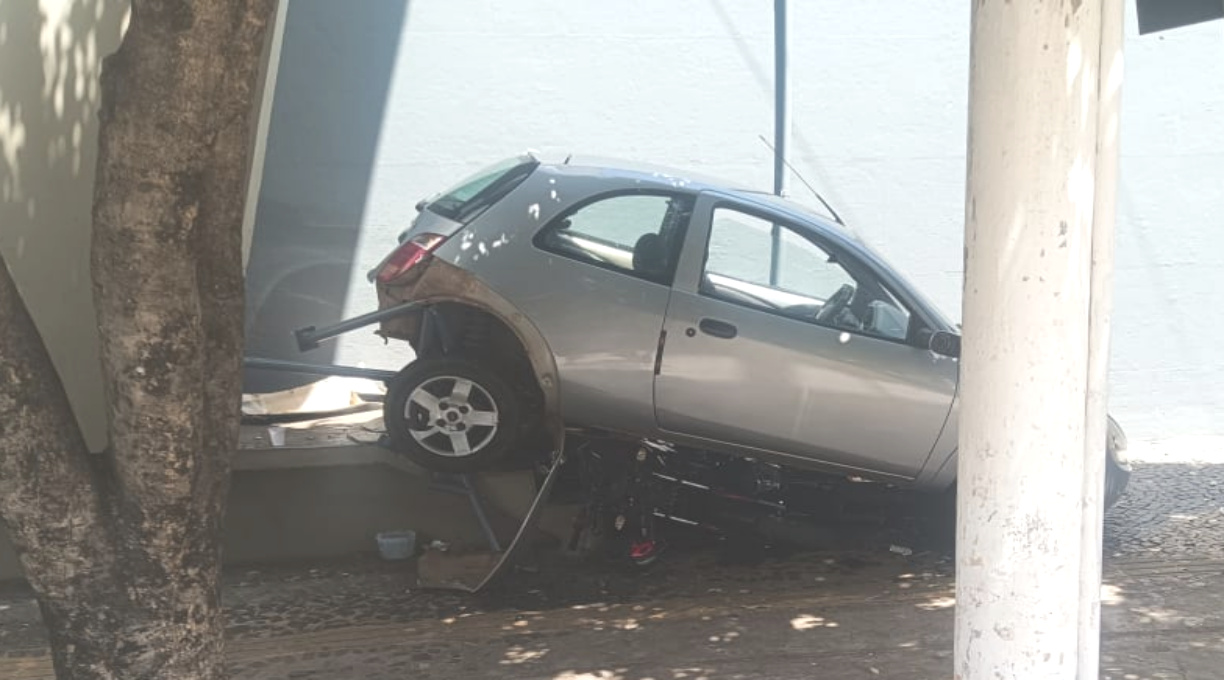 Idoso passa mal ao dirigir veículo no centro de Rondonópolis e carro atropela motos estacionadas; veja o vídeo 1