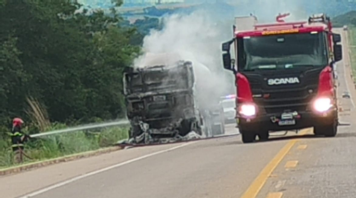 Bombeiros combatem incêndio em carreta que transportava óleo vegetal e evitam a perda total do veículo e da carga 1