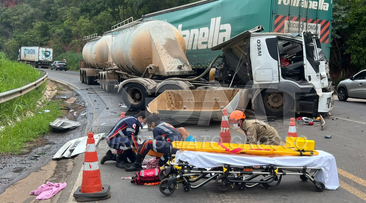 Caminhoneiro é socorrido pelo Samu ao sofrer acidente grave na Serra da Petrovina 1