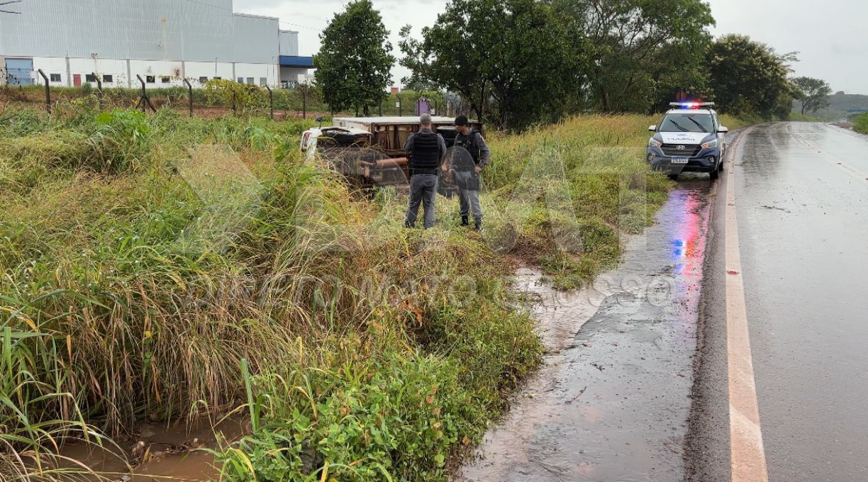 Caminhão de pequeno porte tomba na MT-270 em Rondonópolis e motorista fica ferido 1