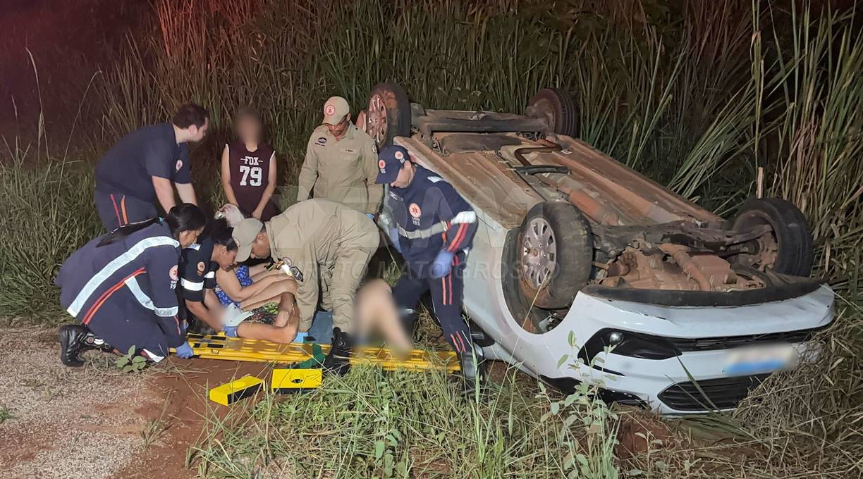 Carro capota com cinco pessoas na estrada do Naboreiro, em Rondonópolis, e uma idosa fica ferida 1