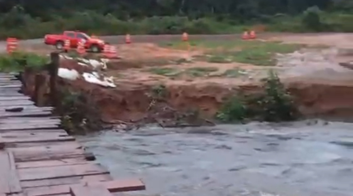 Casal desequilibra com moto em ponte, cai no rio e mulher desaparece 1