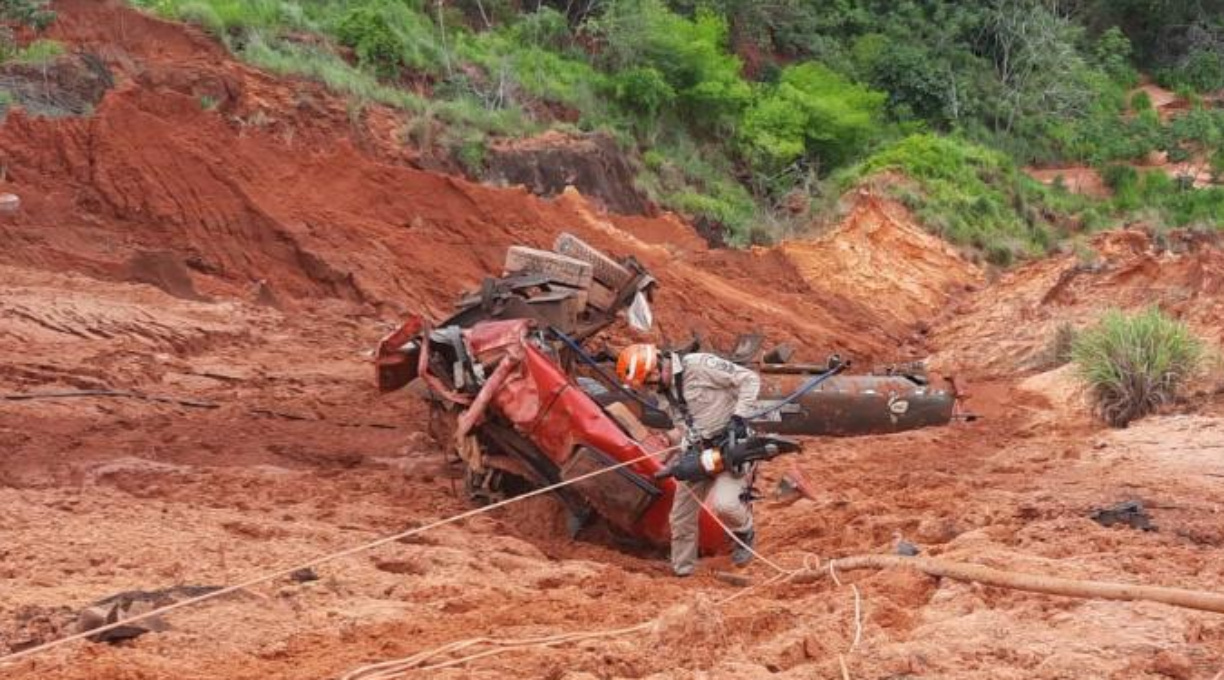 Corpo de Bombeiros retira corpo de vítima presa às ferragens após acidente na Serra de Deciolândia 1