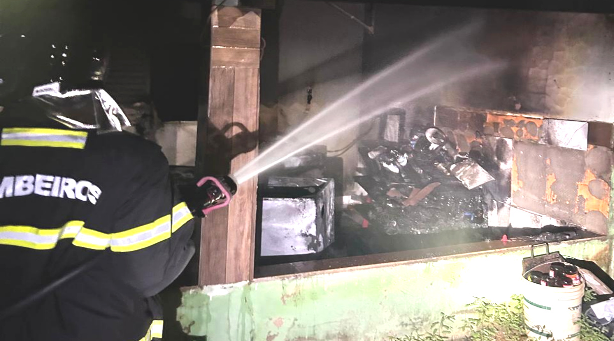 Bombeiros extinguem incêndio em residência em Rondonópolis 1