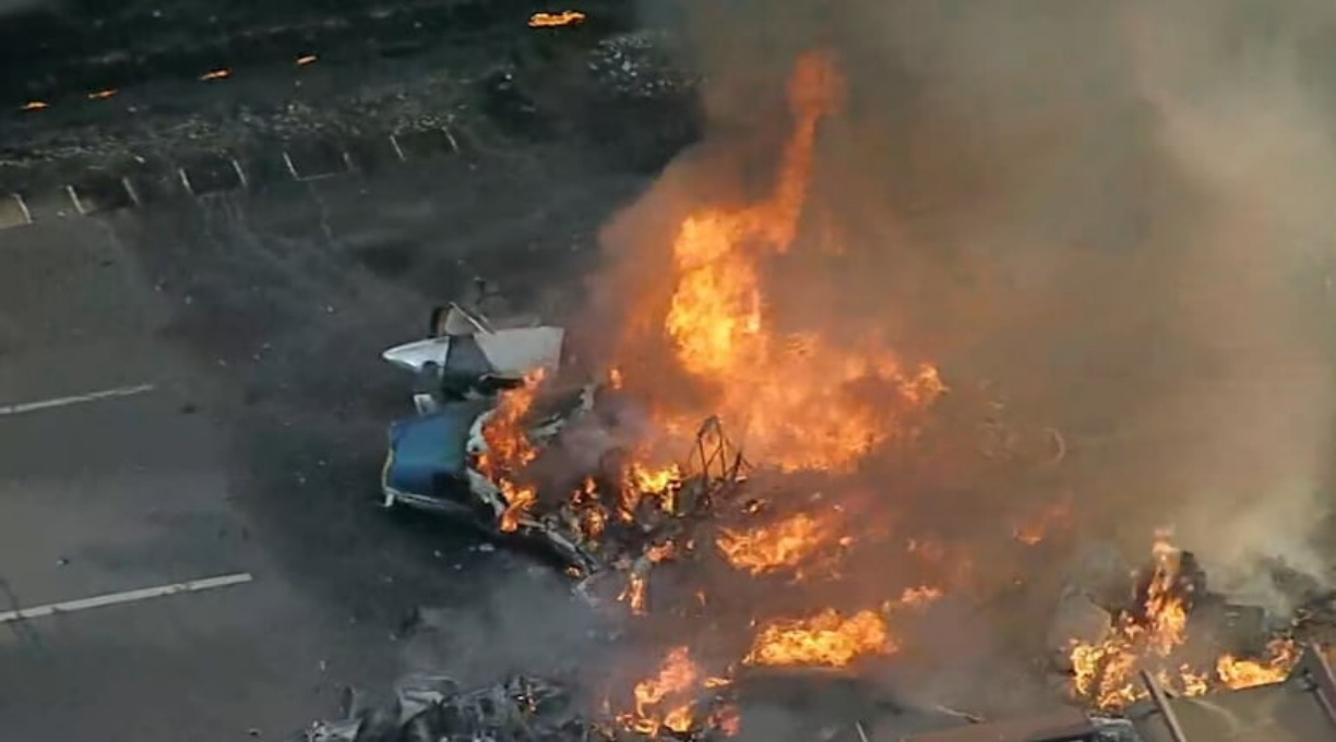 Avião cai em avenida da zona oeste de São Paulo 1