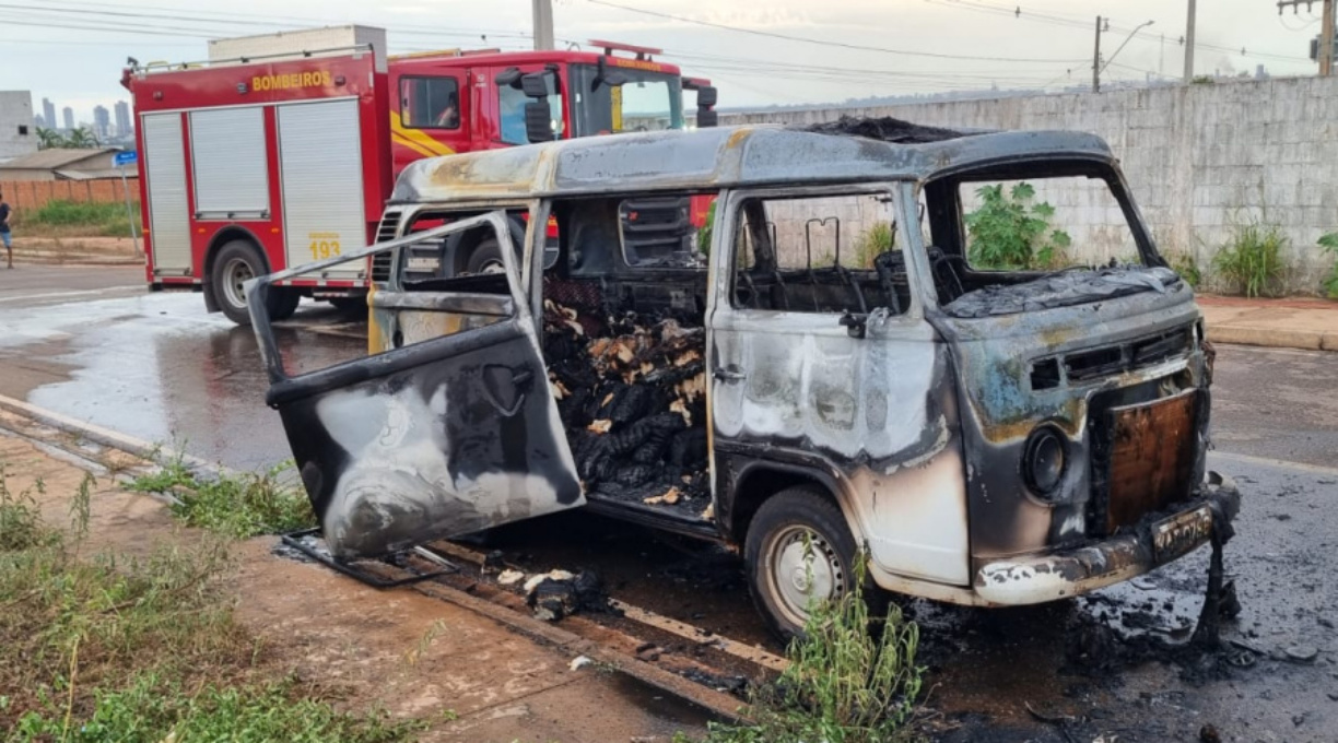 Kombi utilizada para a entrega de pães fica destruída ao pegar fogo no bairro Maria Teresa 1