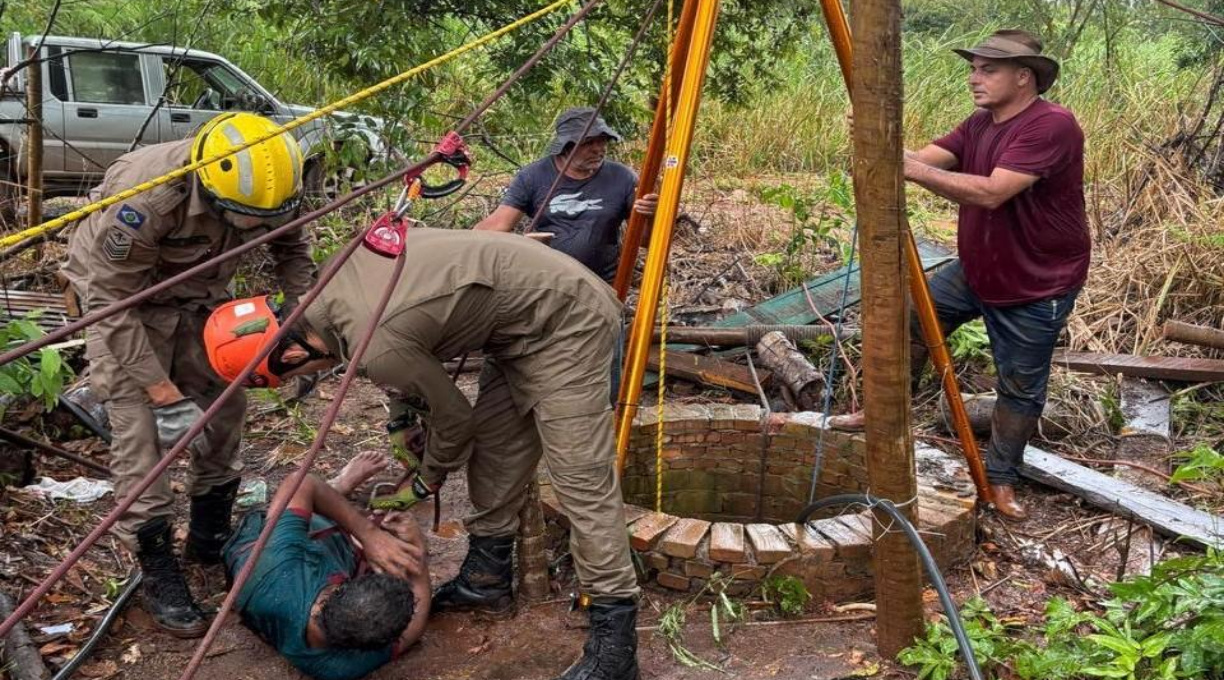 Bombeiros resgatam trabalhador que caiu em poço de 20 metros de profundidade 1