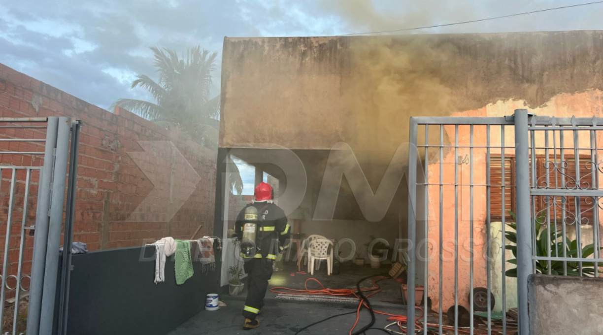 Bombeiros agem rapidamente e evitam a destruição total de uma casa que pegou fogo no bairro Carlos Bezerra I 1