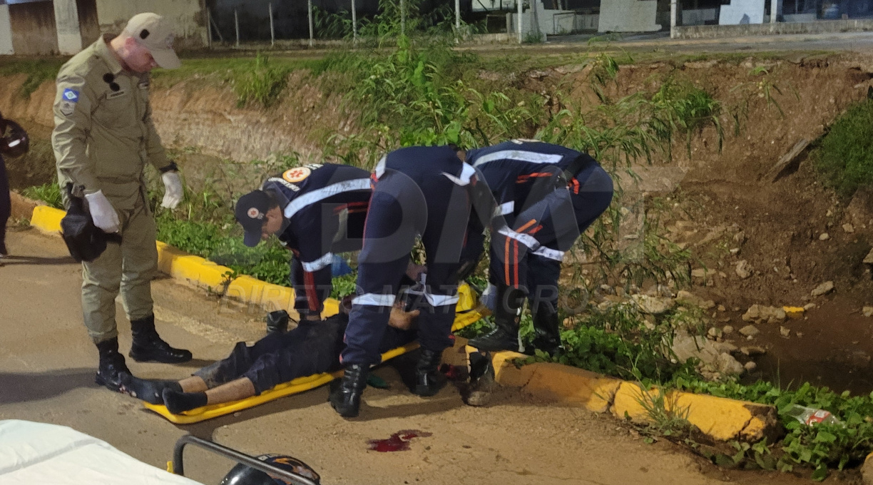 Motociclista sofre grave acidente ao 'rampá' rotatória na Avenida dos Estudantes 1