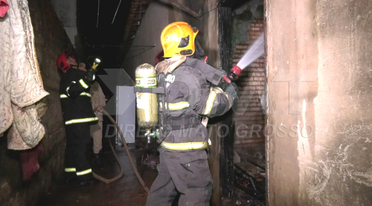 Moradia em conjunto de quitinetes no centro de Rondonópolis fica destruída após pegar fogo 1