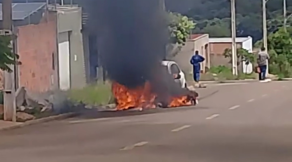 Menor de 17 anos fica ferido em colisão seguida de incêndio no bairro Maria Teresa 1