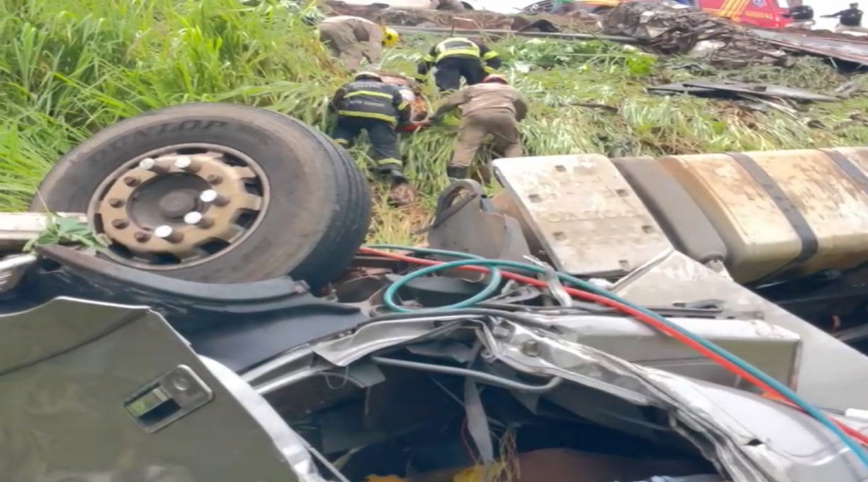 Bombeiros retiram vítima presa às ferragens após acidente na Serra do Mangaval 1