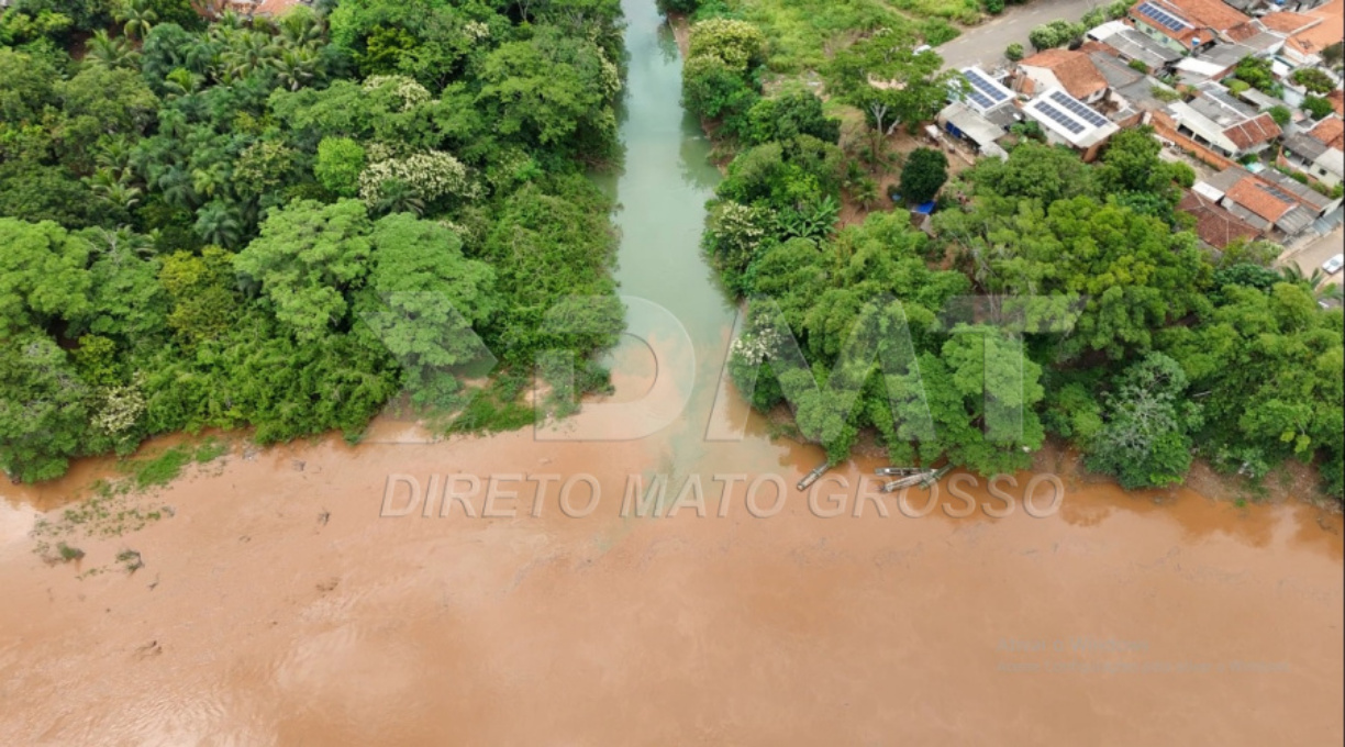 Moradores denunciam que esgoto está sendo despejado no Rio Bambu, na região do Centro A, em Rondonópolis 1