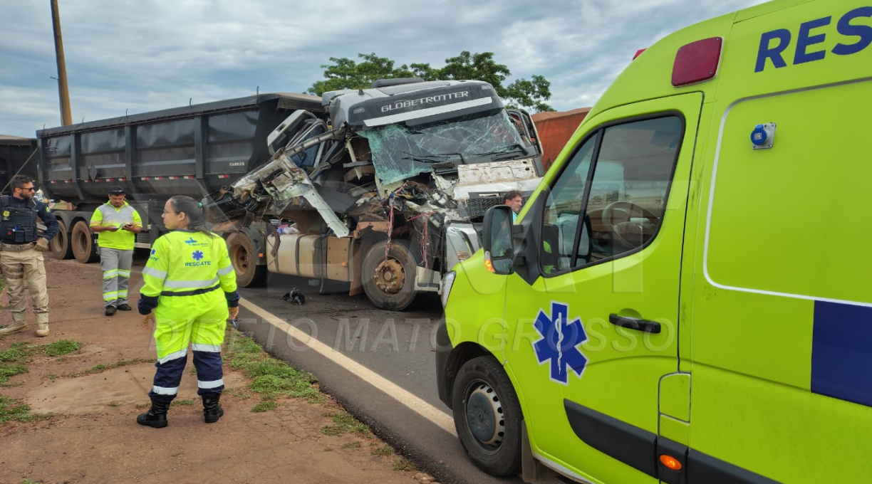 Veículo de carga tem cabide destruída após colisão traseira na BR-364, em Rondonópolis 1