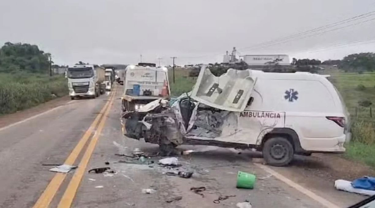 Colisão de alto impacto entre um caminhão de coleta de lixo e uma ambulância resulta em cinco pessoas feridas 1