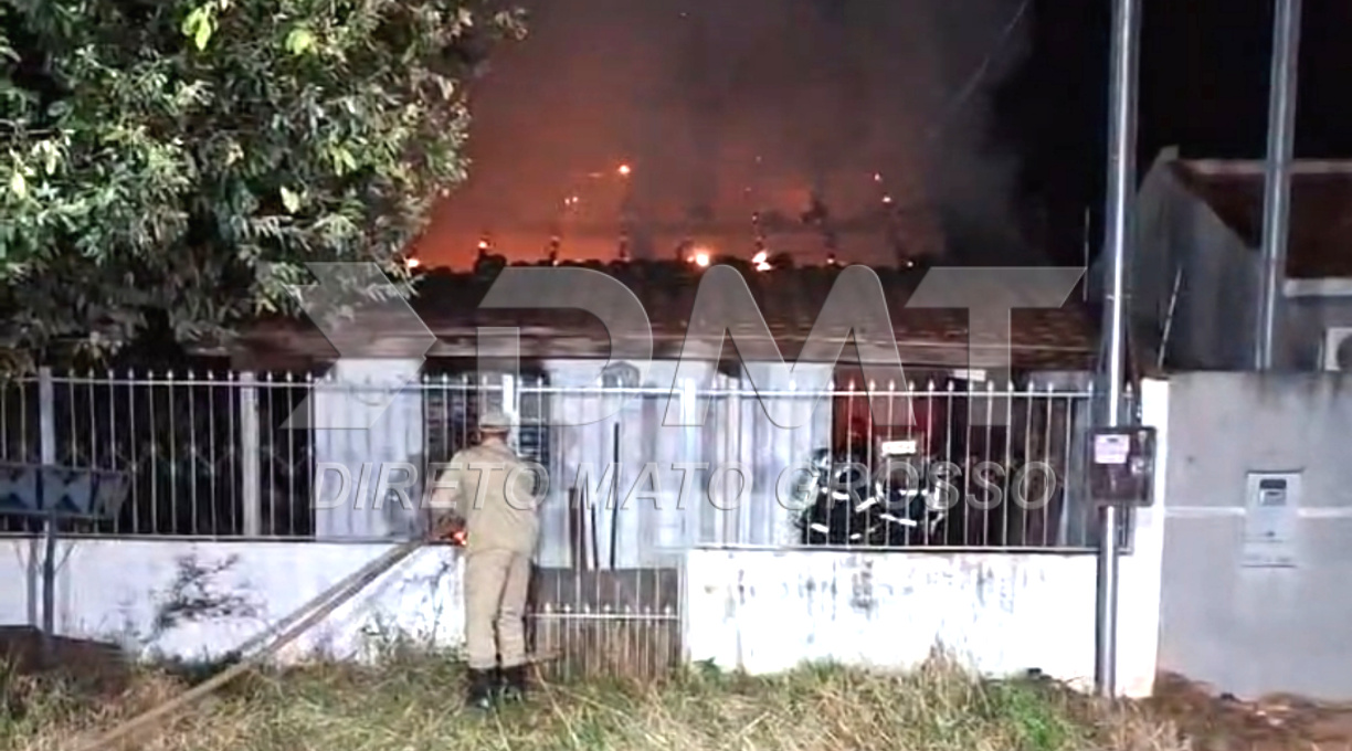 Moradia fica destruída no bairro Jardim Liberdade ao ser atingida por incêndio 1