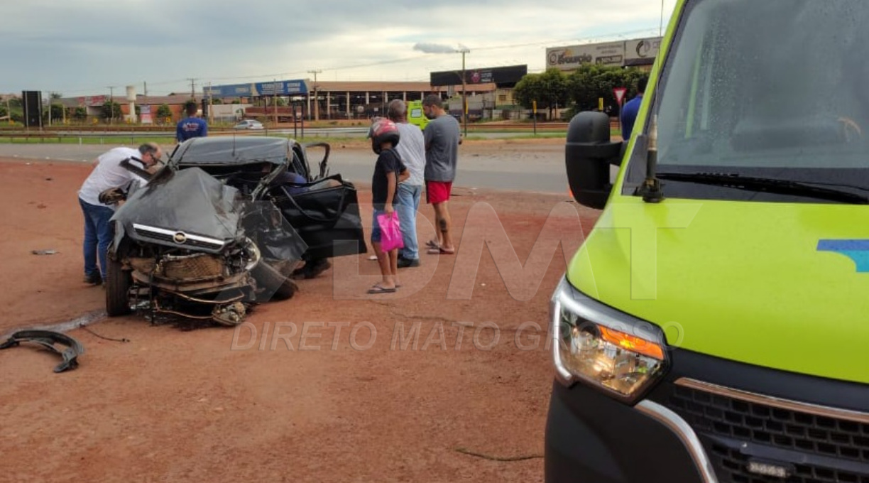 Rota do Oeste socorre motorista ao Hospital Regional após grave colisão na BR-364 em Rondonópolis 1