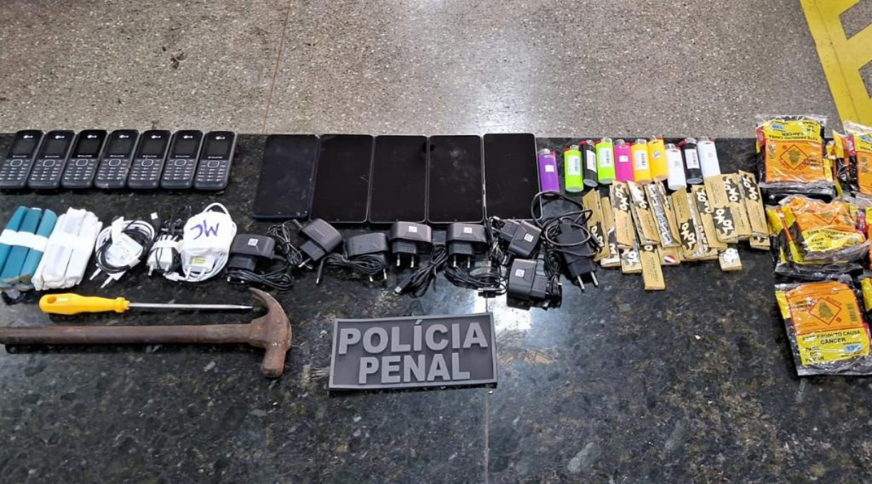 Policiais penais localizam pacote com 12 celulares e carregadores arremessado para dentro de penitenciária 1