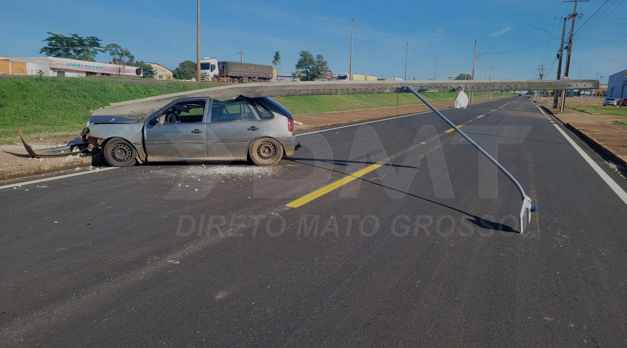 Carro fica destruído ao colidir com poste em Rondonópolis; condutor não é localizado pela polícia 1